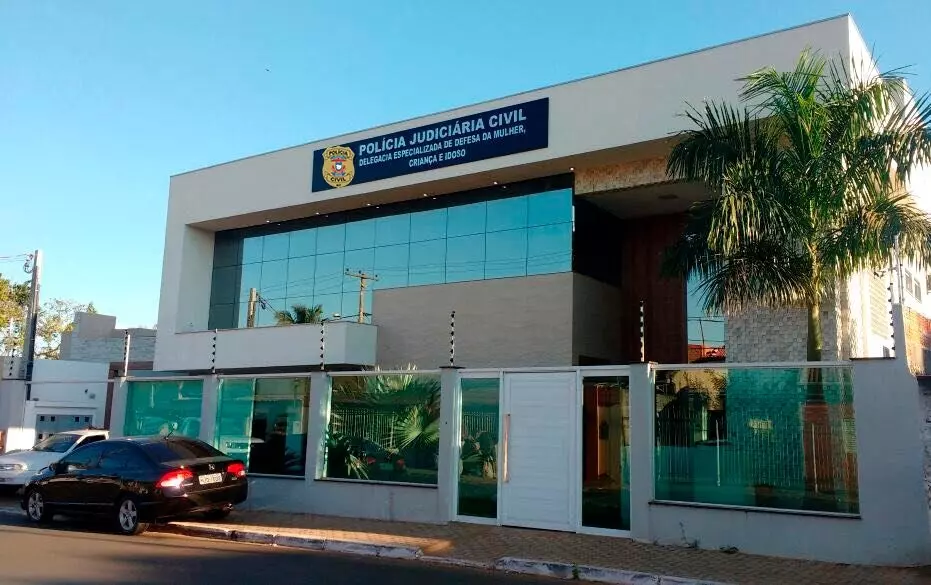 Na casa onde ele foi localizado, policiais civis prenderam dois irmãos por tráfico de drogas